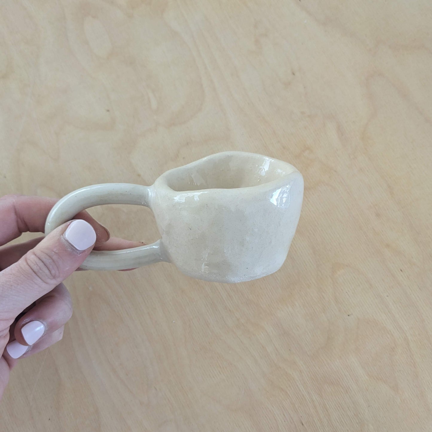 Une tasse a café modelé à la main