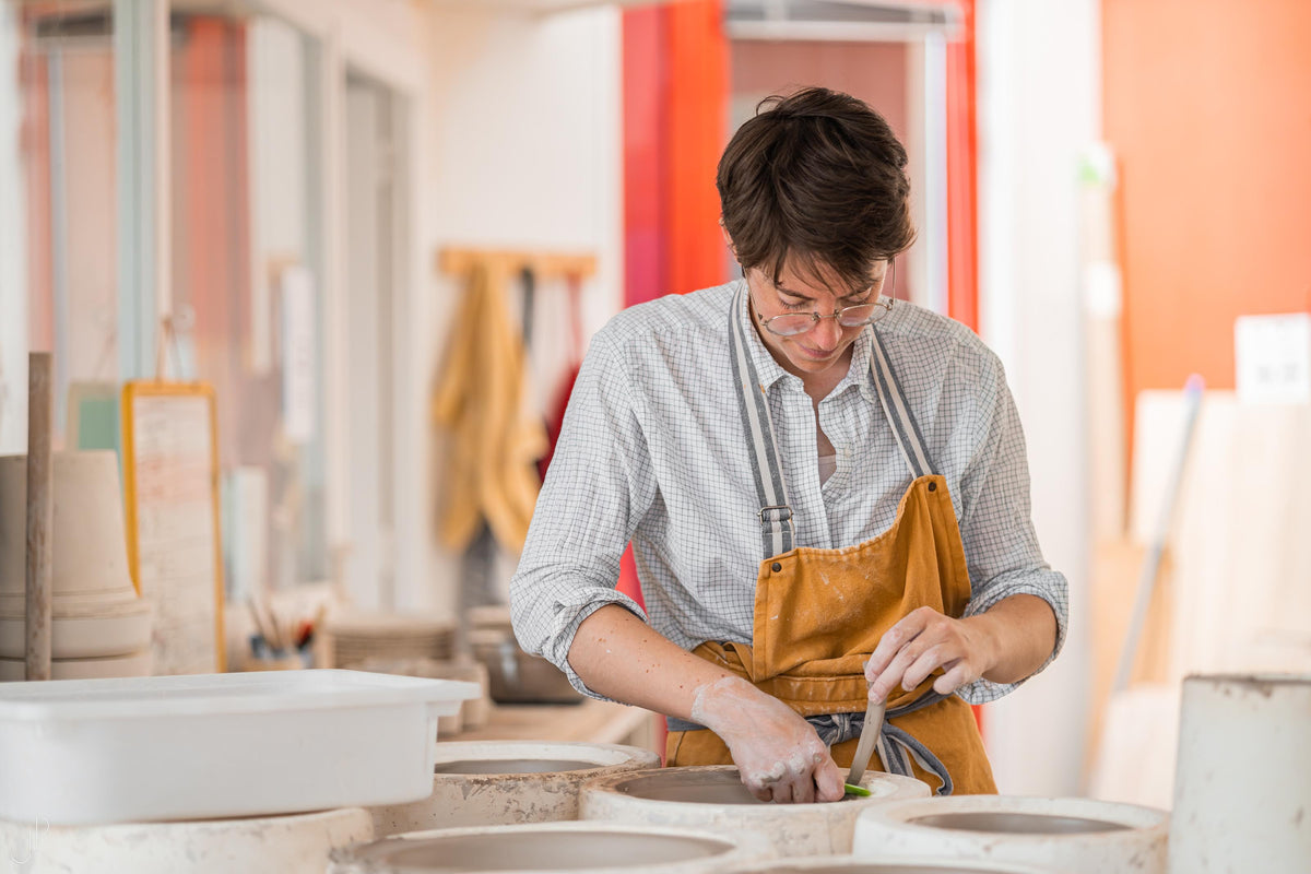 Fabrication en série d’assiettes en céramique sur mesure pour restaurant