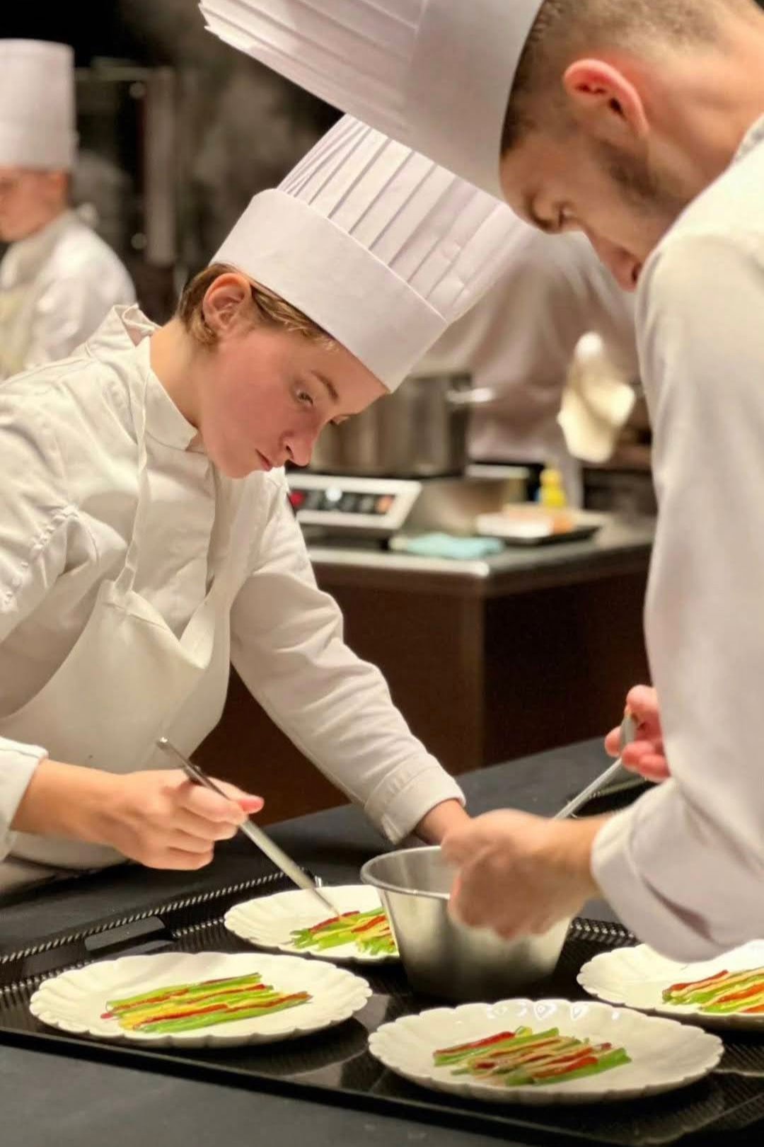 Dressage gastronomique dans une assiette en céramique sur mesure