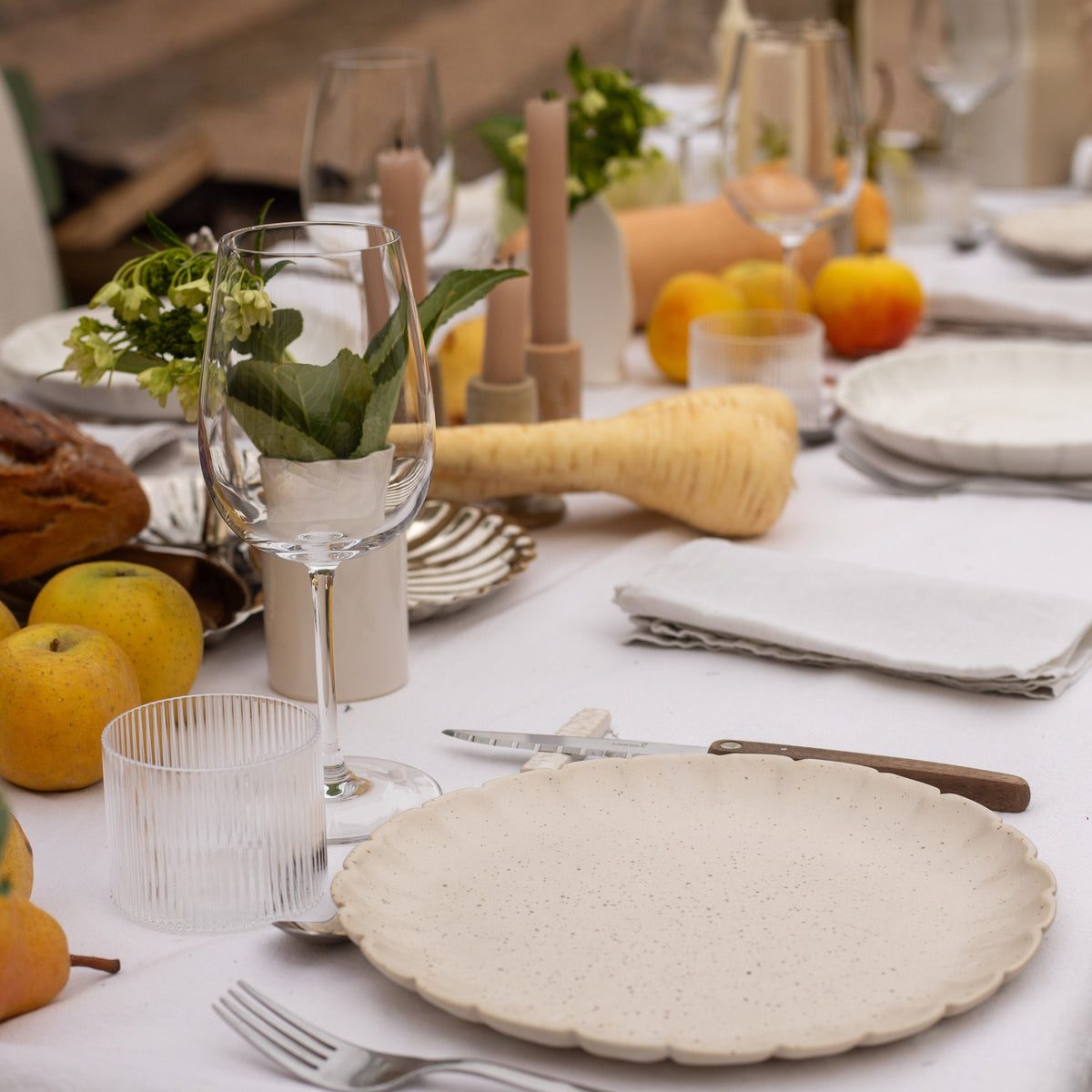 Table d'automne avec fruits et légumes