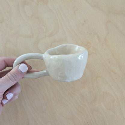 Une tasse a café modelé à la main